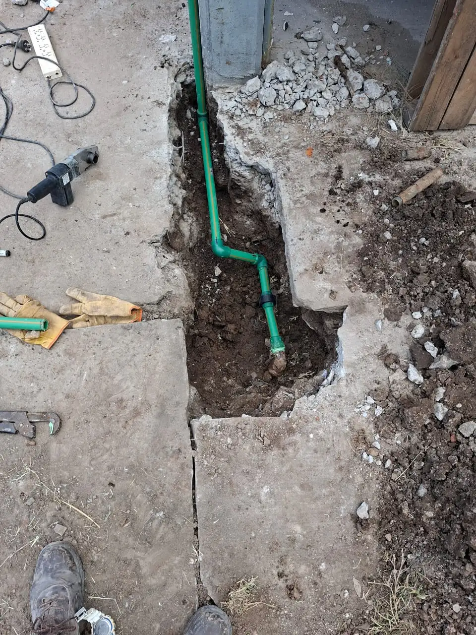 Detección y reparación de pérdida de agua en cañería enterrada